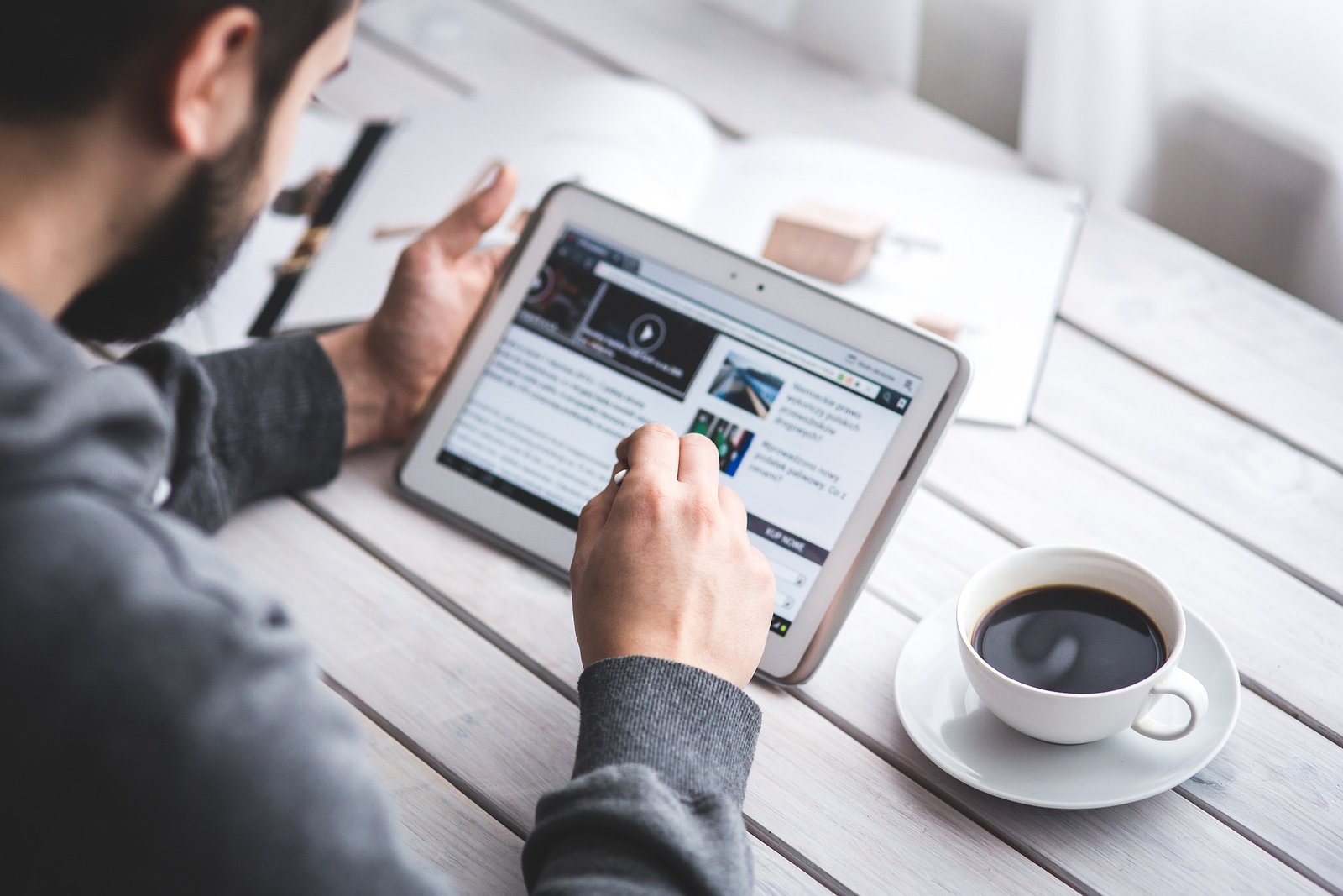 Como usar e-books na sua estratégia de marketing de conteúdo? 1 e-book tablet